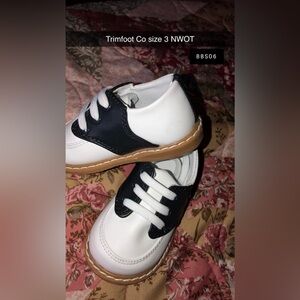 Trimfoot Co size 3 NWOT Black & White